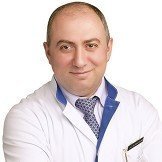 Врач Элиас Раид