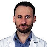 Врач Эмрах Ата