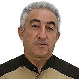 Врач Яксыбаев Илья Робертович